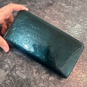Louis Vuitton monogram Vernis zippy wallet blue nuit. Like new condition.